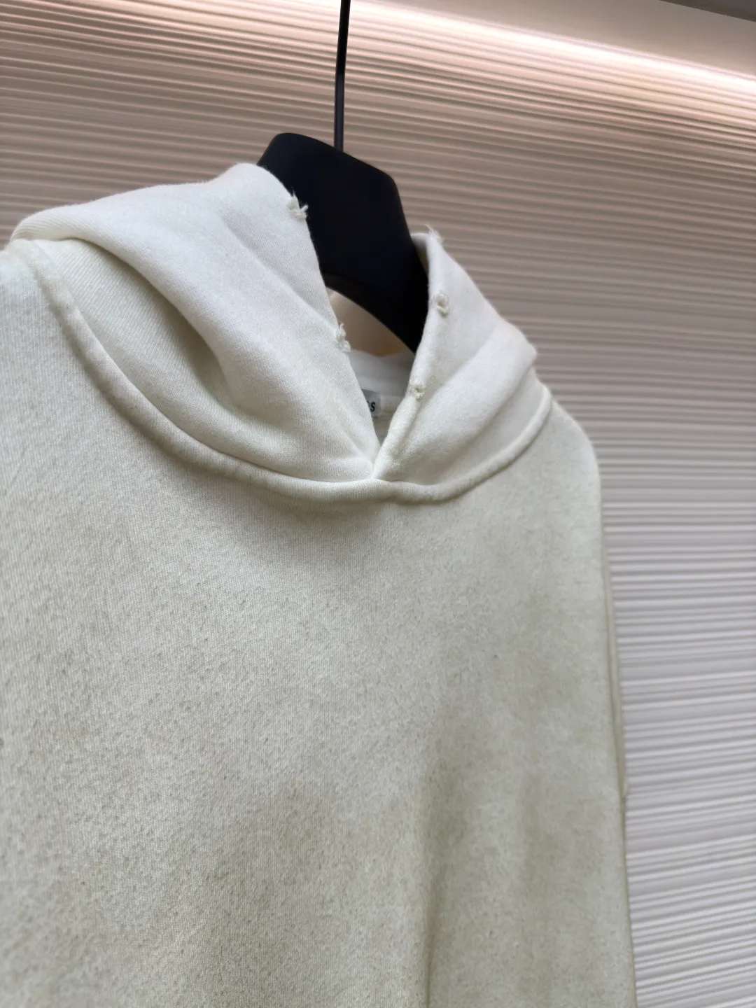 Acne Studios 1996 distressed printed hooded sweatshirt ●Authentic product: purchased and developed for 2299 ●Item number: 1680615-A85 ●Fabric: pure cotton fabric ●Technology: printing production ●Version: loose fit ●Weight: about 890 grams ●Size: S-M-L-XL ●Description: The fabric is made of custom-made pure cotton, washed with distressed and dirty gradient techniques, printed on the back, and the overall wiring is straight and delicate. The fabric is comfortable and soft, with consistent colors and no color difference. It can be matched with the same style to create a fashionable look and control various occasions. Customized accessories, complete with three standards, same style for men and women!